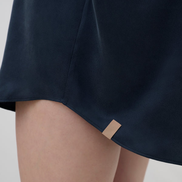 Waschbares Nachthemdkleid aus Seide mit Paspelierung