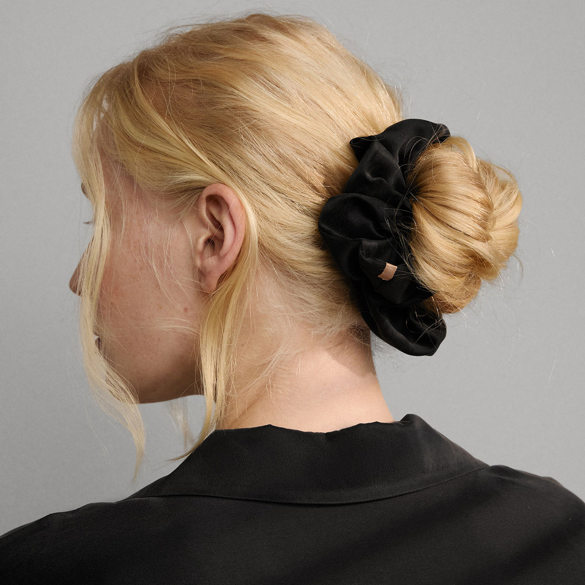 Lunya Washable Silk Classic Scrunchie - #Immersed Black