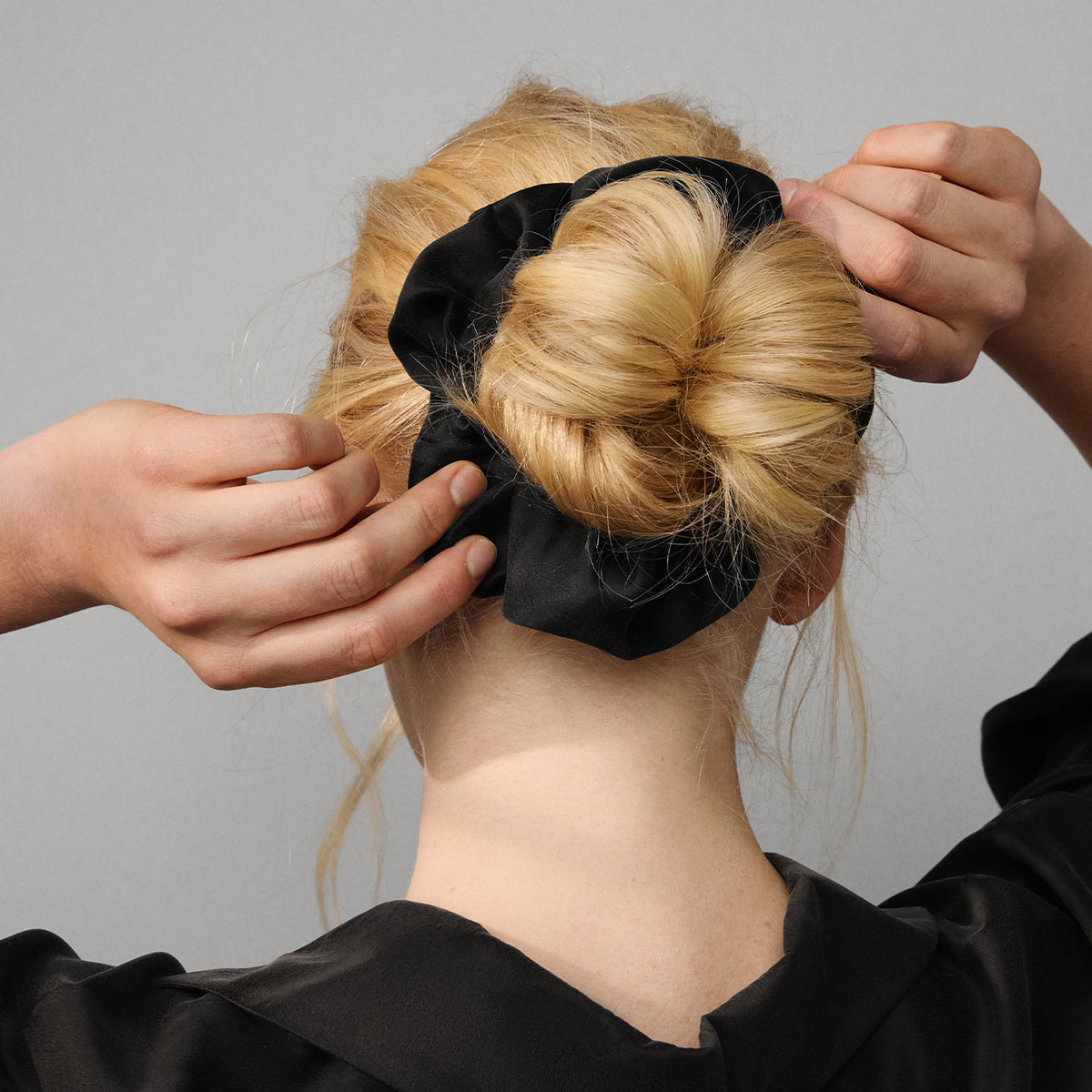 Lunya Washable Silk Classic Scrunchie - #Immersed Black