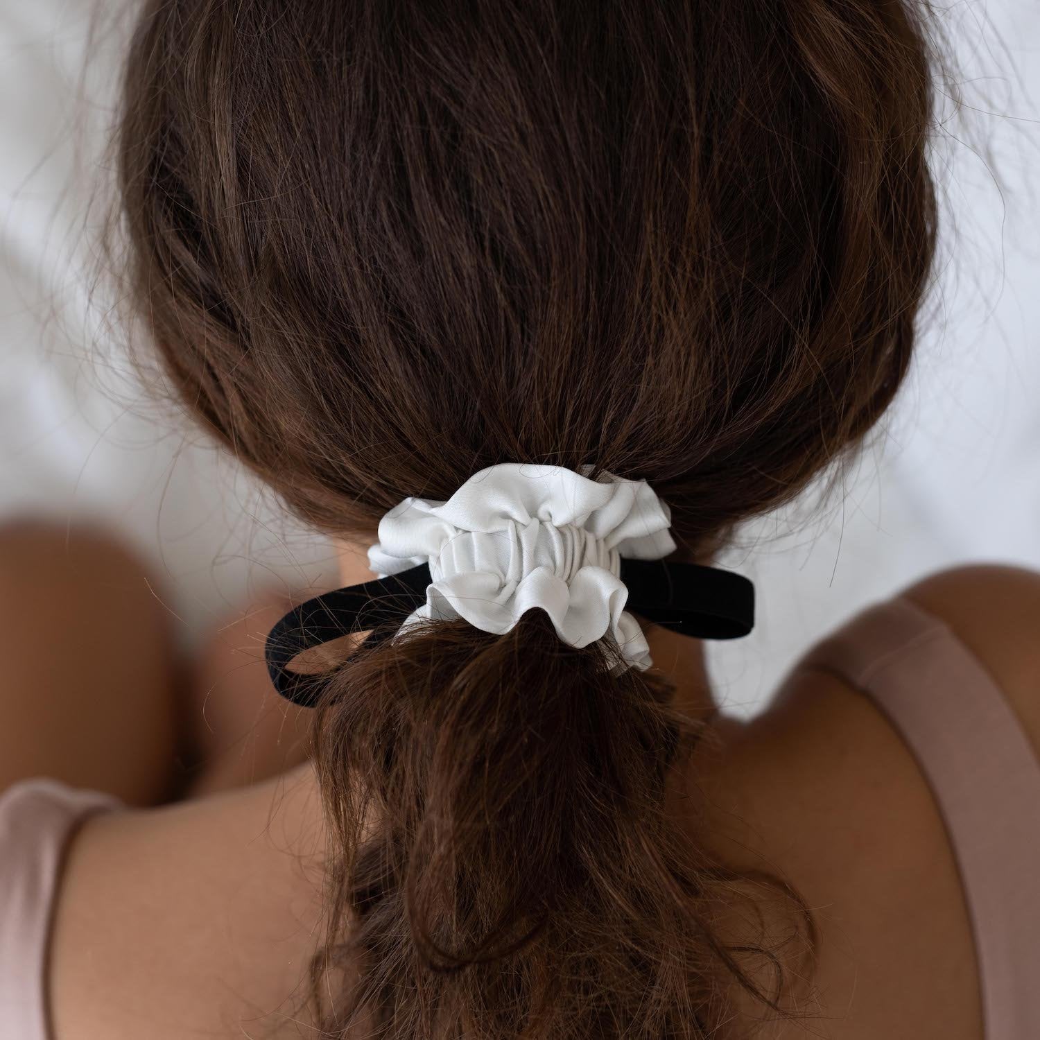 Lunya Sleepwear Washable Silk Scrunchie - #Tranquil White/Immersed Black